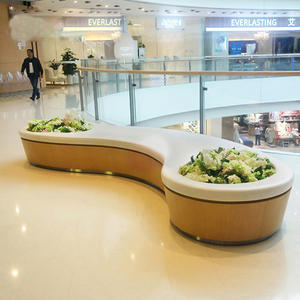 Base Curva Resistente a la Intemperie con Acabado de Madera y Maceteros Florales para Uso Comercial en Exteriores, Ecológica y Duradera - Product Image 3