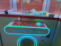 Machine de jeu d'arcade de grue de griffe colorée à pièces poupées chanceuses nouvelle Machine de jeu de poupées de conception