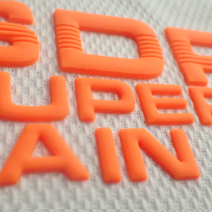 ป้ายซิลิโคนปั๊มร้อนแบบหล่อ<span class=keywords><strong>ขึ้น</strong></span>รูปโลโก้ TPU สี 3 มิติ แบบกำหนดเอง สำหรับการพิมพ์ลายลงเสื้อยืด - Product Image 2