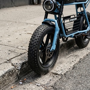 Vélo électrique urbain à gros pneus avec freins à disque doubles, vélo électrique sûr et élégant pour la vie moderne en ville - Product Image 2
