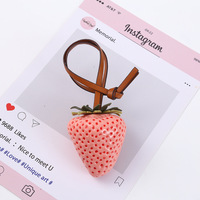 Grote hangende aardbeientasdecoratie, schattige hangende decoratie van fruit en groenten, hars-gesimuleerde aardbeienaccessoire