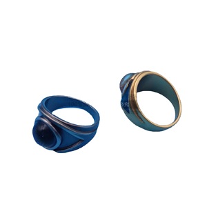 Anillo de cobre fundido a medida con forma geométrica, joyería unisex en oro y plata para accesorios de cine y televisión. - Product Image 4