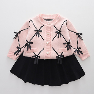 Conjunto de Suéter Tejido de Moda para Niñas Otoño Invierno, Cárdigan Tejido con Lazo de Perlas y Falda Corta, 2 Piezas - Product Image 6