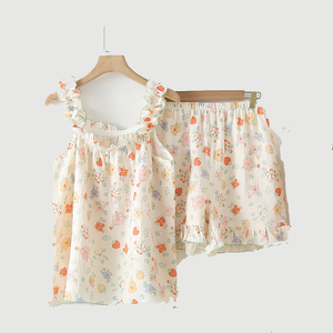 Set Pigiama Estivo da Donna Personalizzato in Cotone Traspirante, con Morbida Canotta e Pantaloncini con Elastico in Vita per Notti Confortevoli - Product Image 4