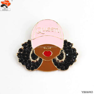 Broche en forme de chapeau de reine rose inspirée des cheveux bouclés, logo personnalisé, couleur, lettre grecque, sororité, fraternité, cadeau de mariage, cristal - Product Image 1
