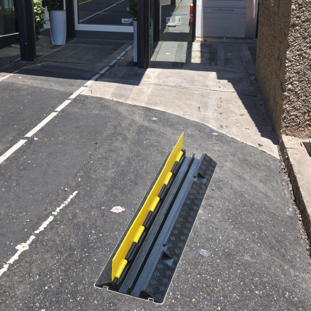 Professional Supplier Cable Ramp Protect the Cable 2 Wire Slot Rubber Speed Hump