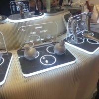 Support d'affichage pour appareil de beauté en acrylique transparent avec lumière LED, présentoir de bureau en forme de L en plexiglas pour instruments de beauté, idéal pour les expositions