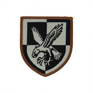 Écusson de luxe personnalisé en feutre non tissé 3D, motif Aigle en quartiers et Bouclier, Formation Désert de Sable Noir, à coudre/à thermocoller pour vêtement - Product Image 1