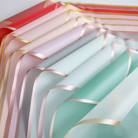 Papier d'emballage de bouquet imperméable de style coréen impression de lignes colorées de bordure dorée sous-transparente pour roses vierge enduite de PVC
