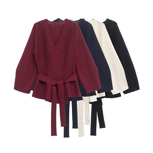 Cardigan en tricot pour femme à col en V avec ceinture et épaulettes, tendance - Product Image 1