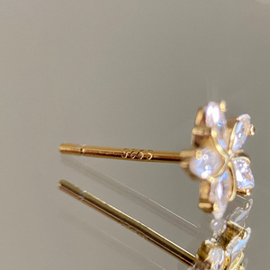 Pendientes de Botón con Mini Flor, Plata de Ley 925, Pendientes de Botón Elegantes para Bodas, Fiestas y Uso Diario, Alta Calidad - Product Image 4