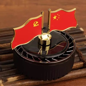 Rafraîchisseur d'air de voiture rotatif solaire avec drapeau rouge moderne à cinq étoiles désodorisant de parfum Console centrale ornement en alliage d'aromathérapie - Product Image 3