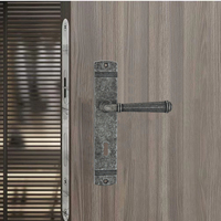 Surface de porte de villa de style européen traitée avec une poignée de porte à levier en alliage de zinc en fer antique