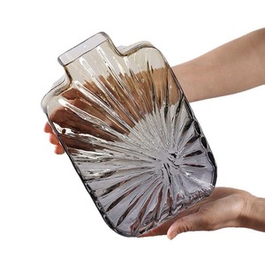 Florero de cristal divergente de rayas cuadradas de colores minimalistas para decoración moderna del hogar - Product Image 1