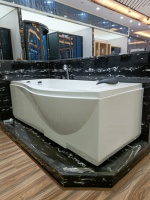 Baignoire de massage autoportante en acrylique blanc de conception moderne avec des hôtels de drain d'admission de cascade-Robinet fourni directement de Chine