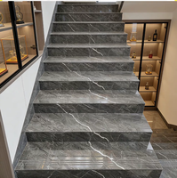 Marches et contremarches d'escalier en pierre frittée sur mesure, aspect marbre antidérapant, en dalles de porcelaine