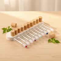 Vente en gros de flacons cylindriques en verre transparent de 5 ml et 10 ml avec bouchon en bambou naturel et bille en pierre précieuse pour huiles essentielles et parfums