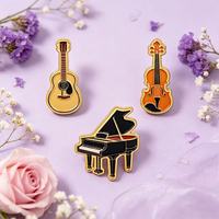 En gros, épingles en métal émaillées à motifs de dessins animés (instruments mignons : piano, guitare, violon), badges créatifs, broches et accessoires pour vêtements, souvenirs