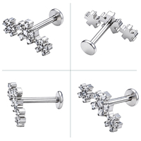 Perhiasan tindik tubuh berlapis emas dengan titanium ASTM F136 G23, 3 cluster snowflake pave CZ bulat, anting tusuk ulir dalam (internally threaded labret).