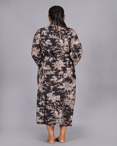 Kimono de Algodón Negro Premium de Tallas Grandes, Ropa de Estar con Estampado Floral Hecho a Mano, Disponible a Precio de Mayoreo - Product Image 2