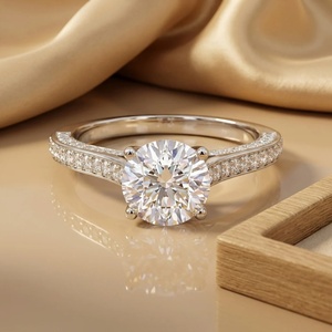 Bague en or 9k, 14k, 18k avec diamant rond et triple pavé - Product Image 1