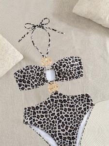 Maillot de bain une pièce rétro européen et américain pour femmes, imprimé léopard blanc, avec détails métalliques ronds, ouvert à l'avant - Product Image 5