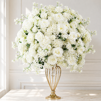 Boule de fleurs artificielles faite à la main en roses blanches et gypsophiles pour centre de table de mariage et décoration événementielle - Plastique écologique festif