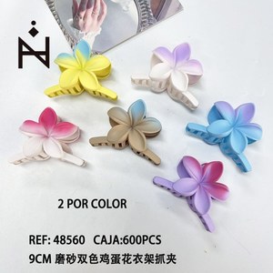 Fermaglio per capelli Frangipani bicolore satinato 9 cm, stile appendiabiti - Product Image 1