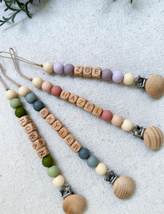 Juego personalizado de clip y sonajero para chupete | Regalo personalizado para Baby Shower - Product Image 4