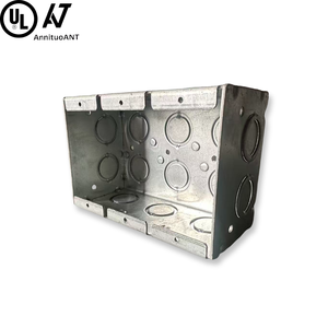 Boîtier <span class=keywords><strong>de</strong></span> jonction métallique certifié, soudé, 3 modules, en acier galvanisé, pour maçonnerie, profondeur 2-1/2 po, avec prises <span class=keywords><strong>de</strong></span> sortie électrique et découpeurs - Product Image 1