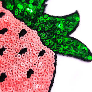 Écusson en forme de fraise avec accent de feuille de paillettes vertes - Product Image 2
