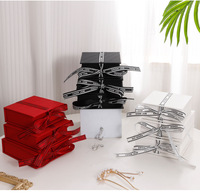 Boîte à bijoux en papier kraft avec logo personnalisé, forme de livre, gris, avec anneau en cristal, pour colliers et bracelets, boîte à bijoux magnétique et pochette