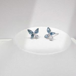 Pendientes de plata 925 al por mayor, coloridos, de verano, para niñas, a la moda, chapados en oro, coreanos, pequeños, con forma de flor, trébol y mariposa. - Product Image 5