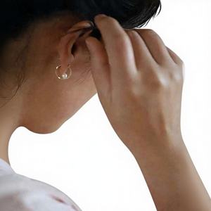 Vente en gros GOL Dtutu Boucles d'oreilles créoles en or pur 9K avec perle d'eau douce torsadée et fermoir au design élégant et discret, certifiées par un tiers, unisexe - Product Image 1