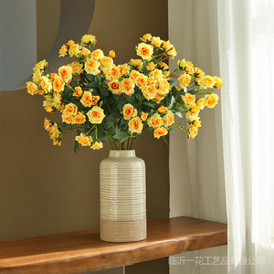ช่อดอกกุหลาบประดิษฐ์สีชมพูแชมเปญจาก Yihua Floral Art ดอกไม้ผ้าไหมตกแต่งบ้าน จัดวางบนโต๊ะห้องนั่งเล่น - Product Image 4