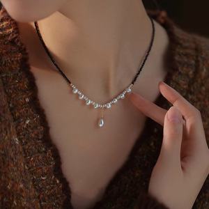 Collier de perles baroques d'eau douce naturelles populaires 2024 pour femmes, chaîne de clavicule en cristal noir taillé, frais et élégant - Product Image 1