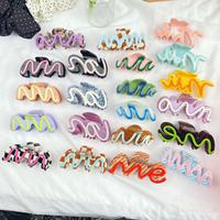 Pince à Cheveux Grande Taille en Acétate Motif Écossais Ondulé pour Femmes et Filles – Accessoire de Mode Printemps-Été de Haute Qualité
