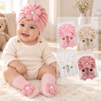 Ensemble de 2 pièces en fausse fourrure douce pour bébé, bonnet et chaussons avec fleur centrale en perles pour les petites filles en automne et en hiver