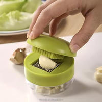 Mini Knoflookhakker en -pers met opvangbak, handmatige knoflookmolen, -knijper, -snijder, -hakselaar, handmatige knoflooksnijder, -dicer, -gereedschap