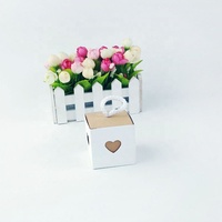 Petite boîte à bonbons blanche imprimée de luxe avec ruban, carton d'invitation, emballage doux, cadeau de mariage, boîte à bonbons