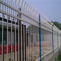 Les panneaux extérieurs industriels modernes de barrière en acier de Corten de 6x8ft ont galvanisé des portes d'allée de sécurité de 1.8m avec le rail clôturant la conception de porte