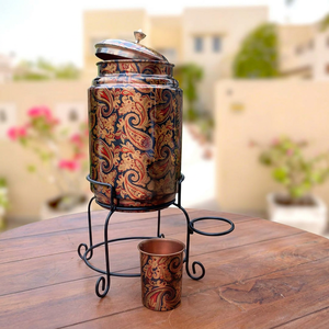 Distributeur d'eau en cuivre orné avec motif Paisley sur support métallique pour usage extérieur - Product Image 1