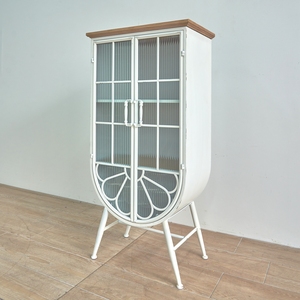 Nuevo Gabinete de Almacenamiento Rústico de Gran Tamaño con Puerta Arqueada de Vidrio Blanco, Parte Superior de Madera y Patas de Hierro para la Entrada o Sala de Estar - Product Image 1