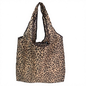 Bolsa de Compras Personalizada para Uso Diario en Exteriores, Fabricada con Material Reciclado Natural, Cierre de Cremallera, Logotipo con Transferencia Térmica, Tamaño Mediano - Product Image 3