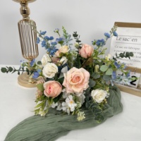 Fleurs artificielles en gros : Centre de table réaliste rose vif, bouquet orange, décoration florale pour allée de mariage