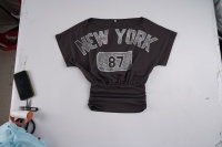 Haut court asymétrique à col oblique avec imprimé lettres vieillies style streetwear américain, coupe ample pour filles branchées, idéal pour la danse rock