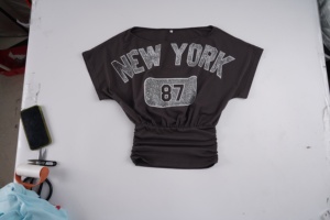 Top Corto de Manga Corta con Estampado de Letras Desgastadas Estilo Urbano Americano, Cuello Inclinado Asimétrico, Ajuste Holgado, Estilo Rock y Baile, para Chicas Atrevidas - Product Image 6