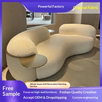 Geschwungenes Stoffsofa für mehrere Personen mit einzigartigem Knoblauch-förmigem Design. Aus Wolle gefertigt. Weißer Farbstil. Kapselartiges Design.