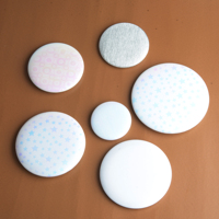 Badges ronds personnalisés en métal imprimé avec motif étoile réfléchissant, durables, avec logo et dimensions sur mesure