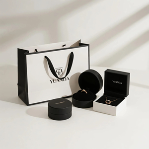 Set di Gioielli Personalizzati di Lusso con Charm per Borsa, Logo per Anello e Collana, Regalo Elegante - Product Image 2